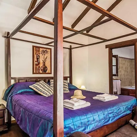 Sleeps 6 Wifi Villa